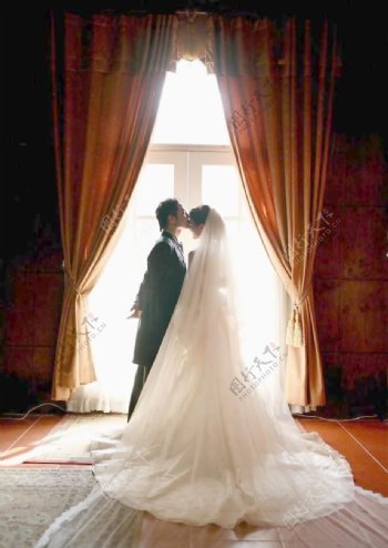 生活中的演戏中的情侣中国伉俪婚纱结婚结婚照亲吻图片
