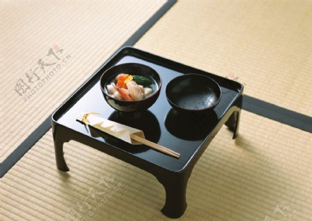 黑色茶几上的黑色碗和筷子高清下载