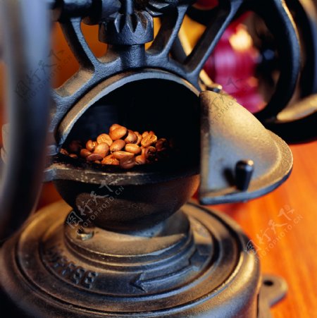 研磨咖啡机特写照片正在加工的咖啡