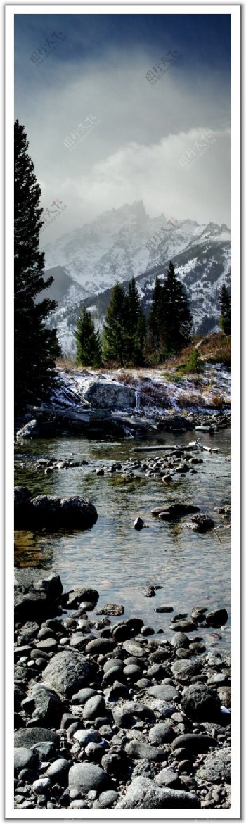 雪山树林小溪石头超宽幅图片摄影