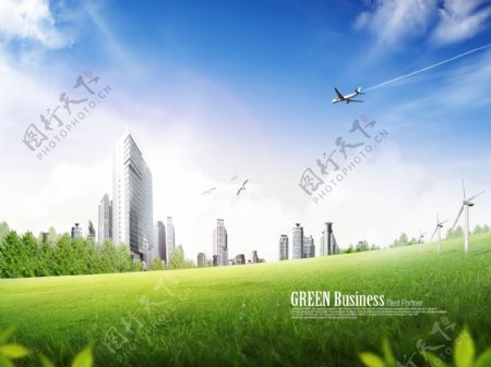 绿色草地和城市楼群