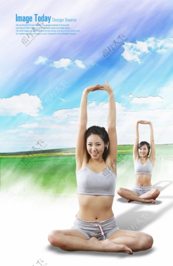 双手上举的两个瑜伽美女