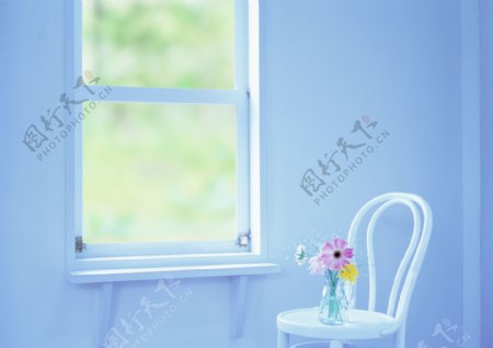 窗前椅子上的插花鲜花图片