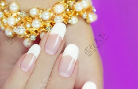 珍珠和白色指甲图片
