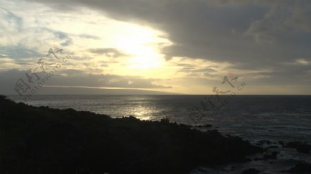 灿烂的阳光在夏威夷岩石水域股票视频视频免费下载