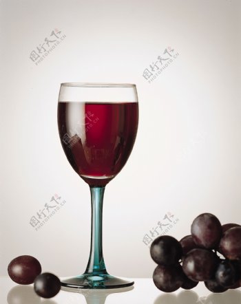杯子红酒葡萄图片