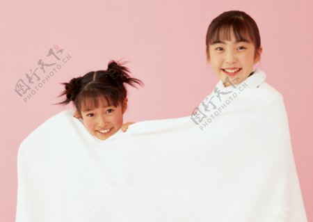 两个披着毛巾被的小女孩图片