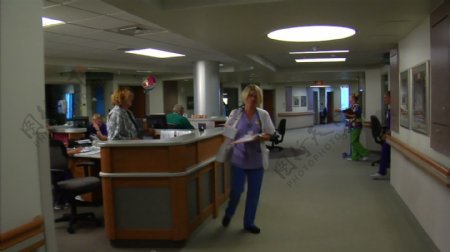 滑动镜头忙碌的护士和医院拍摄股票视频视频免费下载