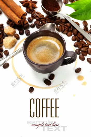 咖啡豆与咖啡杯子汤匙图片