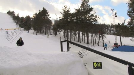 滑雪者下轨的录像