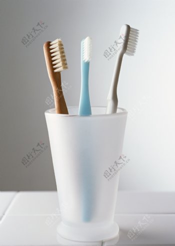 牙刷和杯子