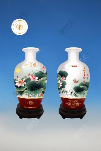 冬瓜形荷塘鲤鱼瓷酒瓶素材图片
