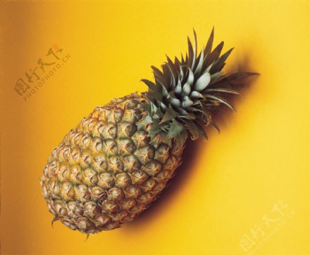 黄底背景菠萝特写环保除味好帮手菠萝水果