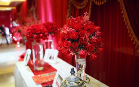 红色主题婚礼现场布置图片