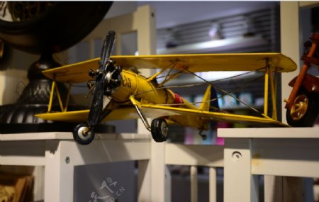 黄色复古飞机图片