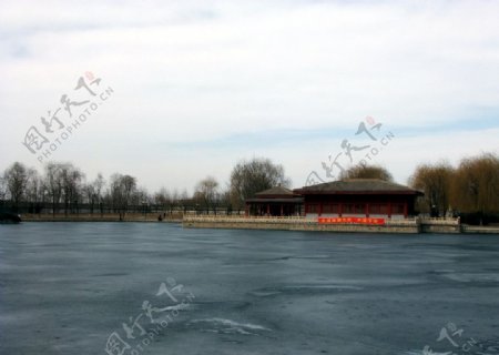 冬天湖面图片