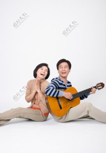 弹奏小提琴的夫妻图片