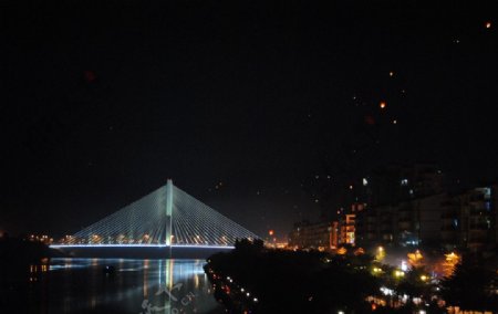百色东合大桥中秋孔明灯夜景图片