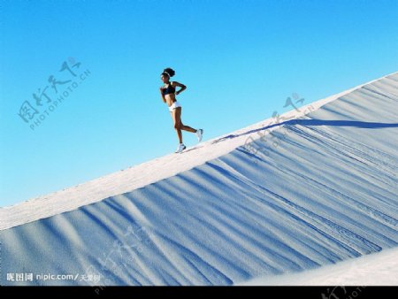 沙漠中跑步的女人图片