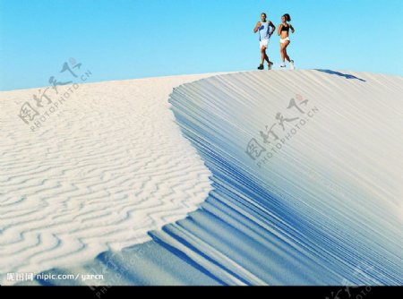 沙漠奔跑沙滩人物图片