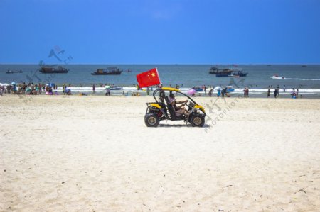 海边行驶的沙滩车图片