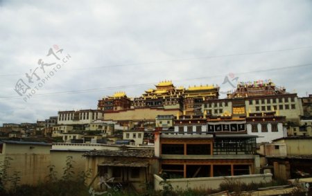 噶丹松赞林寺图片