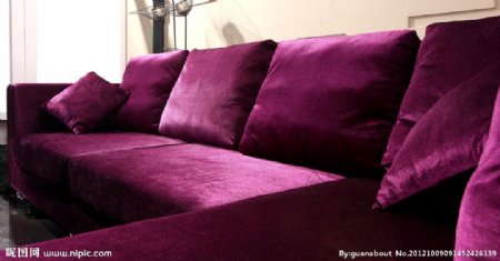 客厅时尚紫色布艺沙发特写图片