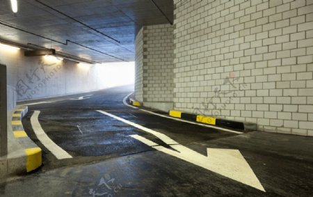 地下停车场转弯图片