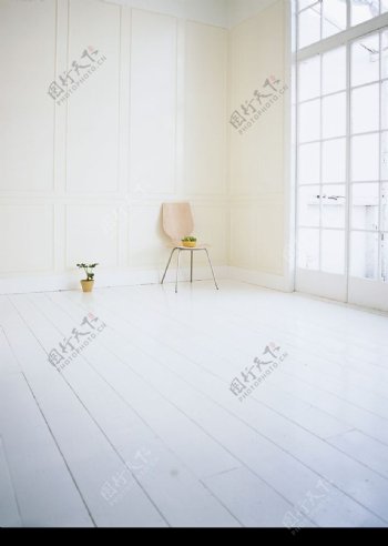 白色地板凳子阳光图片