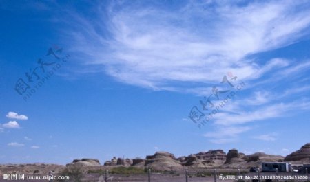 蓝天白云岩石石林景观图片
