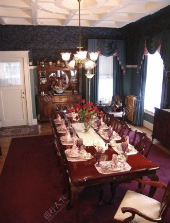 餐厅餐桌长桌无人摆设餐具隆重宴会红调传统欧式欧洲经典图片