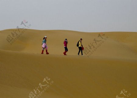 沙漠中行走的人们图片
