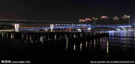 学府人行桥夜景图片