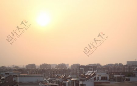 黄昏的城市屋顶图片