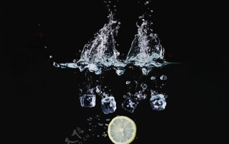 柠檬冰块落入水中瞬间图片