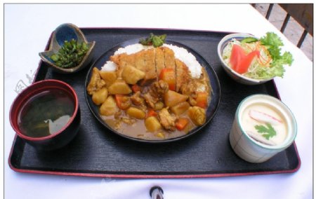 咖喱牛肉饭套餐图片