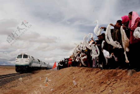 青藏铁路群众欢迎通车庆典哈达铁路高原铁轨交通运输图片
