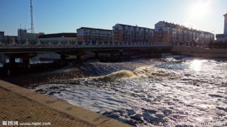 红旗桥河水和建筑图片