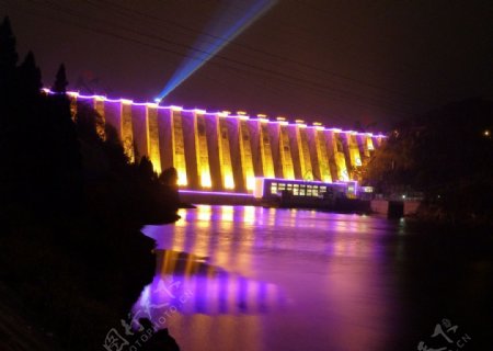 灯光映照下的梅山水库图片