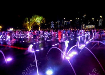 重庆市南滨路喷泉互动环节图片
