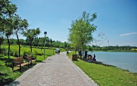北京奥林匹克公园湖边小路图片