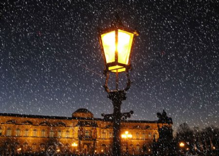 雪夜灯光图片