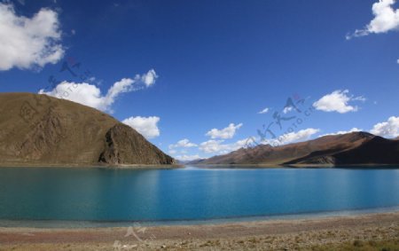 湛蓝的湖泊图片