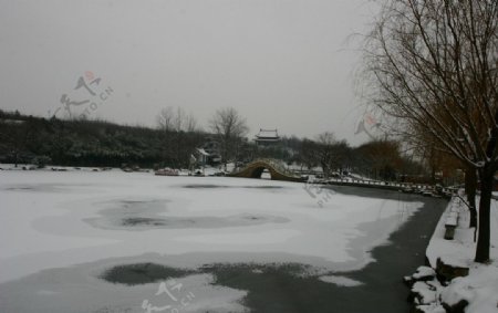 湖面清澈悠远雪图片