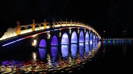 泰安南湖公园夜景图片