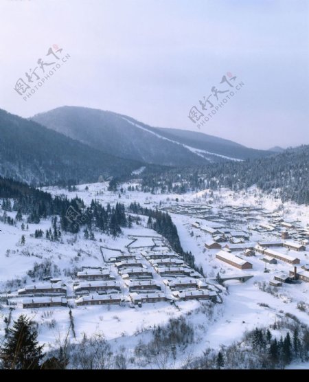 雪山脚下的村庄图片