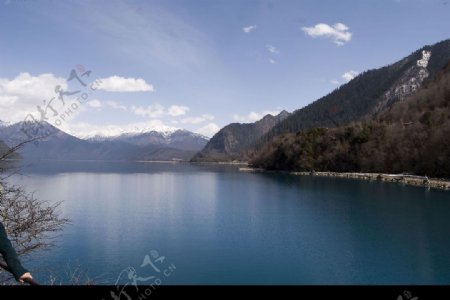 西藏巴松措湖图片