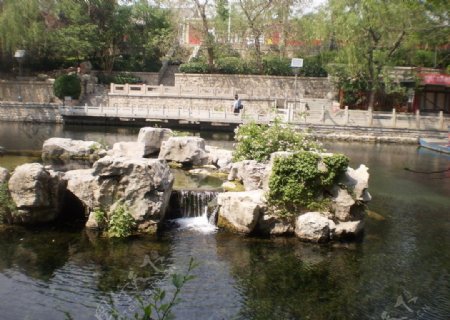 济南泉水护城河景色图片