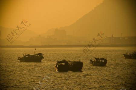 深圳湾打渔的渔船图片