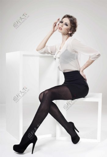 倚坐木框美女模特高清图片